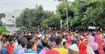 চাকরি বাঁচাতে দ্বিগুণ কাজে বাধ্য হচ্ছেন পোশাক শ্রমিকরা