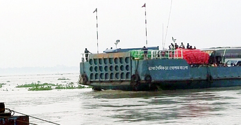 তীব্র স্রোতে দৌলতদিয়া-পাটুরিয়া রুটে ফেরি চলাচল ব্যাহত