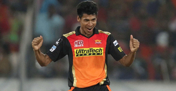 Mustafiz takes 3 wickets, Hyderabad jumped to top spot