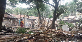 গুঁড়িয়ে দেয়া হলো ‘মুক্তিযোদ্ধা সংসদ’সহ হাজারো বসতবাড়ি