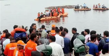 India boat capsize: 12 dead and 30 missing