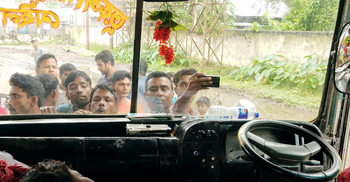 মিনিবাসে কিশোর হেলপারের মরদেহ