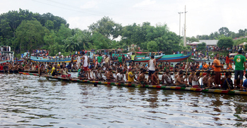নড়াইলের চিত্রা নদীতে নৌকা বাইচে মানুষের ঢল