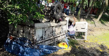 ডিমভর্তি পিকআপ উল্টে প্রাণ গেল চালকের