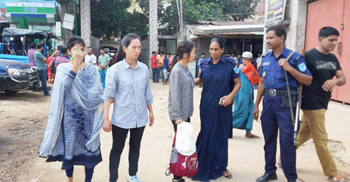 নকিয়া-স্যামসাং মোবাইল কম দামে বিক্রি করছে ২ চীনা নারী