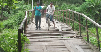 ৪৯ বছরের কাঠের সেতুটি এখন মরণ ফাঁদ