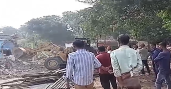 সাতক্ষীরার দেবহাটার গাজীরহাট বাজারে চলছে উচ্ছেদ অভিযান