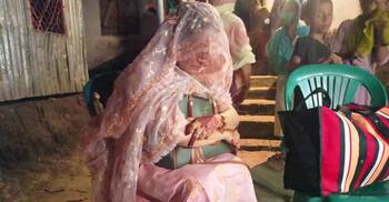 ২১ বছরের যুবকের বাড়িতে ৪২ বছরের নারীর অনশন