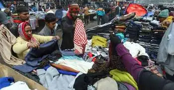 শীতের হাওয়ায় গুলিস্তানের ফুটপাতে উষ্ণতার খোঁজ