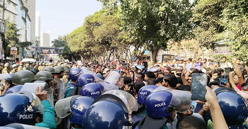 দিন পেরিয়ে রাত, তবুও অনড় অবস্থানে বিক্ষুব্ধ ছাত্র জনতা, ধানমন্ডি ৩২ এর সবশেষ পরিস্থিতি