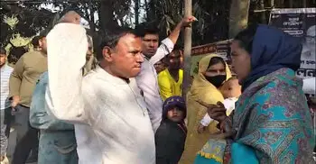 রাজশাহী-৩ আসনে স্বতন্ত্র প্রার্থী হাবিবা বেগমকে ভোটকেন্দ্রে চড়থাপ্পড়