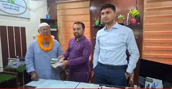 ফরিদপুরে বৃদ্ধের ফেলে যাওয়া দেড় লাখ টাকা ফিরিয়ে দিলেন চা বিক্রেতা