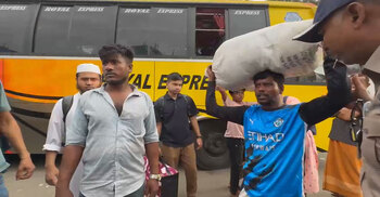 অতিরিক্ত ভাড়া আদায়, ট্রাকে চড়ে ঢাকা ছাড়ছেন ঘরমুখো মানুষ