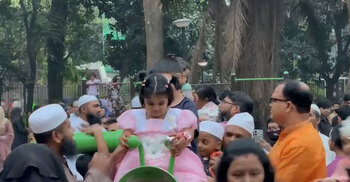 ঈদের দিন বিকেলে রমনা পার্ক উপচে পড়া ভিড়
