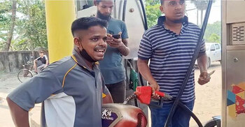 বাগেরহাটে তেল নিতে মোটরসাইকেলের ট্যাংক নিয়ে পাম্পে চালক