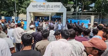 মুন্সিগঞ্জে অনিয়মের প্রতিবাদে এসিল্যান্ড কার্যালয় ঘেরাওমুন্সিগঞ্জে অনিয়মের প্রতিবাদে এসিল্যান্ড কার্যালয় ঘেরাও