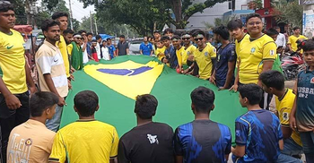 বৃষ্টি উপেক্ষা করে আনন্দ শোভাযাত্রায় ব্রাজিল সমর্থকরা