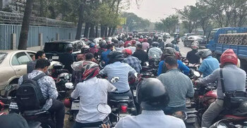 ভিড় কমেনি ফিলিং স্টেশনে, ধীরে ধীরে বড় হচ্ছে যানবাহনের লাইন