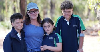 ৪ কিলোমিটার সাঁতরে সমুদ্রে ভেসে যাওয়া মা-ভাইবোনকে বাঁচালো কিশোর