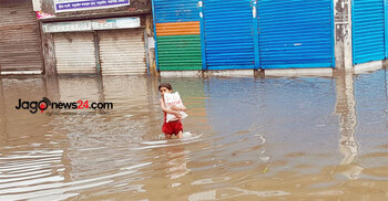 রিমাল গেছে, পানি আটকে আছে ঢাকার পথে পথে