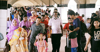 কমলাপুরে মানুষের ঢল, ট্রেনে তিল ধারণের ঠাঁই নেই