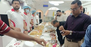 ছুটির দিনে জমজমাট বেইলি রোডের ইফতারি বাজার