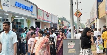 পাঠক-দর্শনার্থীর ভিড়ে মুখরিত বইমেলা প্রাঙ্গণ