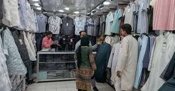 নান্নু মার্কেটে ঈদের কেনাকাটার ধুম, ‘এক দাম’ নিয়ে ক্রেতাদের ক্ষোভ