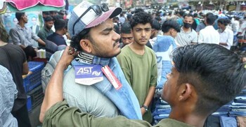 ভিড়ের মাঝে ফুটপাতেই উৎসবের রং