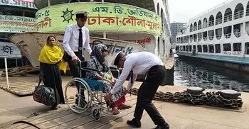 সদরঘাটে ফ্রি হুইলচেয়ার সেবা, সহজে লঞ্চে উঠতে পেরে খুশি রোকেয়া বেগম