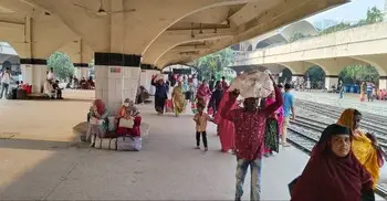 শেষ মুহূর্তে ট্রেনে ঢাকা ছাড়ছেন কর্মজীবী মানুষ