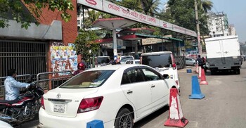 ছুটির দিনেও পাম্পে যানবাহনের দীর্ঘ লাইন, তেল দিচ্ছে না অনেকে