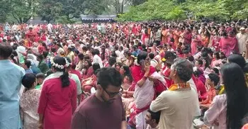 বর্ষবরণে রমনার বটমূলে মানুষের ঢল