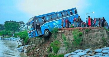 নিয়ন্ত্রণ হারিয়ে নদীর পাড়ে ঝুলে পড়লো সেলফি পরিবহনের বাস