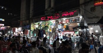 ঈদের কেনাকাটা: মধ্য রাতেও নিউমার্কেটে উপচে পড়া ভিড়