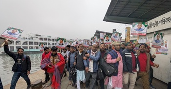 বেলা বাড়ার সঙ্গে সঙ্গে সদরঘাটে বিএনপি নেতাকর্মীদের ঢল