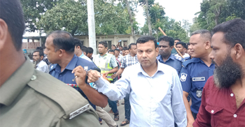 গ্রামবাসীর বিক্ষোভে স্কুলশিক্ষক গ্রেফতার