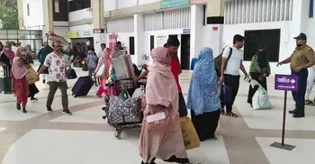 ট্রেনে ঢাকা ফিরছেন কর্মজীবী মানুষ