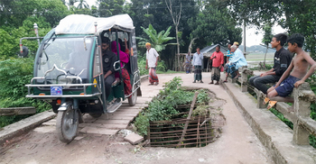 ভাঙা সেতু জোড়া লাগিয়েছে কাঠের তালি