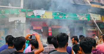 বান্দরবান আওয়ামী লীগ কার্যালয়ে আগুন, সাবেক মন্ত্রীর বাড়িঘর ভাঙচুর
