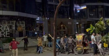 উত্তরায় রিকশাচালক-পুলিশের রাতভর সংঘর্ষ, শপিং কমপ্লেক্স ভাঙচুর