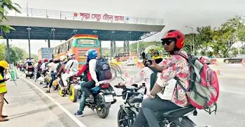 ঝুঁকি জেনেও মোটরসাইকেলে ২০ লাখ পরিবারের ঈদযাত্রা