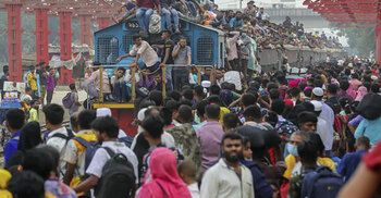 ঈদযাত্রায় ট্রেনে উপচেপড়া ভিড়, ছাদেও তিল ধারণের ঠাঁই নেই
