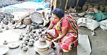 চাকা ঘোরে কিন্তু ভাগ্য ফেরে না মৃৎশিল্পীদের