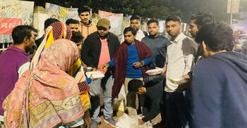 এভারকেয়ার প্রাঙ্গণে খালেদা জিয়ার সুস্থতা কামনায় ছাত্রদলের খাবার বিতরণ