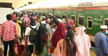 কমলাপুরে নির্দিষ্ট সময়ে ছেড়ে যাচ্ছে ট্রেন, নেই যাত্রী ভোগান্তি