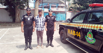 বসতঘরে বিপুল পরিমাণ মাদকসহ কারবারি গ্রেফতার