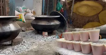 মাত্র ১১'শ টাকায় বিক্রি হচ্ছে বংশালের বাবুর্চীদের বিয়ে বাড়ির ইফতার