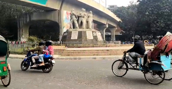 কুয়াশা কাটিয়ে উঁকি দিল সূর্য; রাজধানীতে ফিরেছে কর্মচাঞ্চল্য