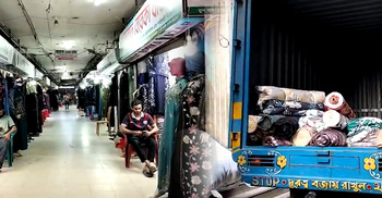 ঈদকে ঘিরে ইসলামপুর পাইকারি মার্কেটে জমজমাট বেচাকেনা